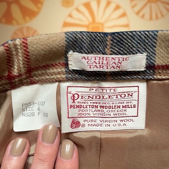 Vintage plaid wool pencil skirt by Pendleton, size 6 - Picture 3 of 3